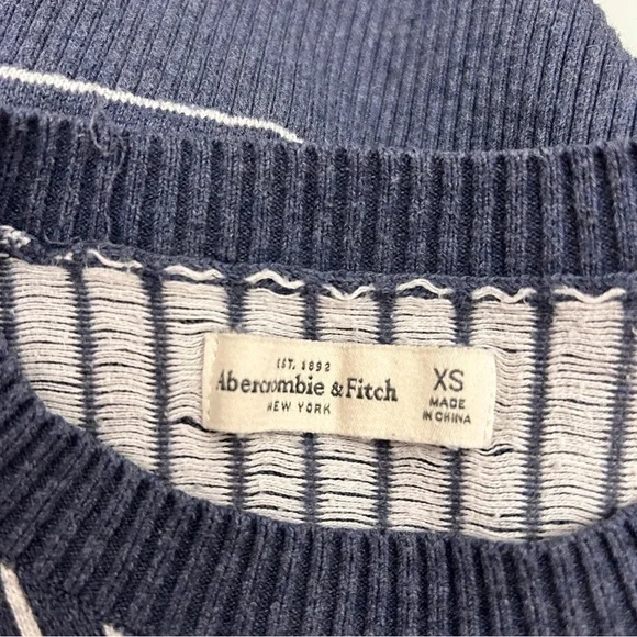 Abercrombie & Fitch Striped Navy and White Women's Crewneck Sweater - Picture 4 of 7